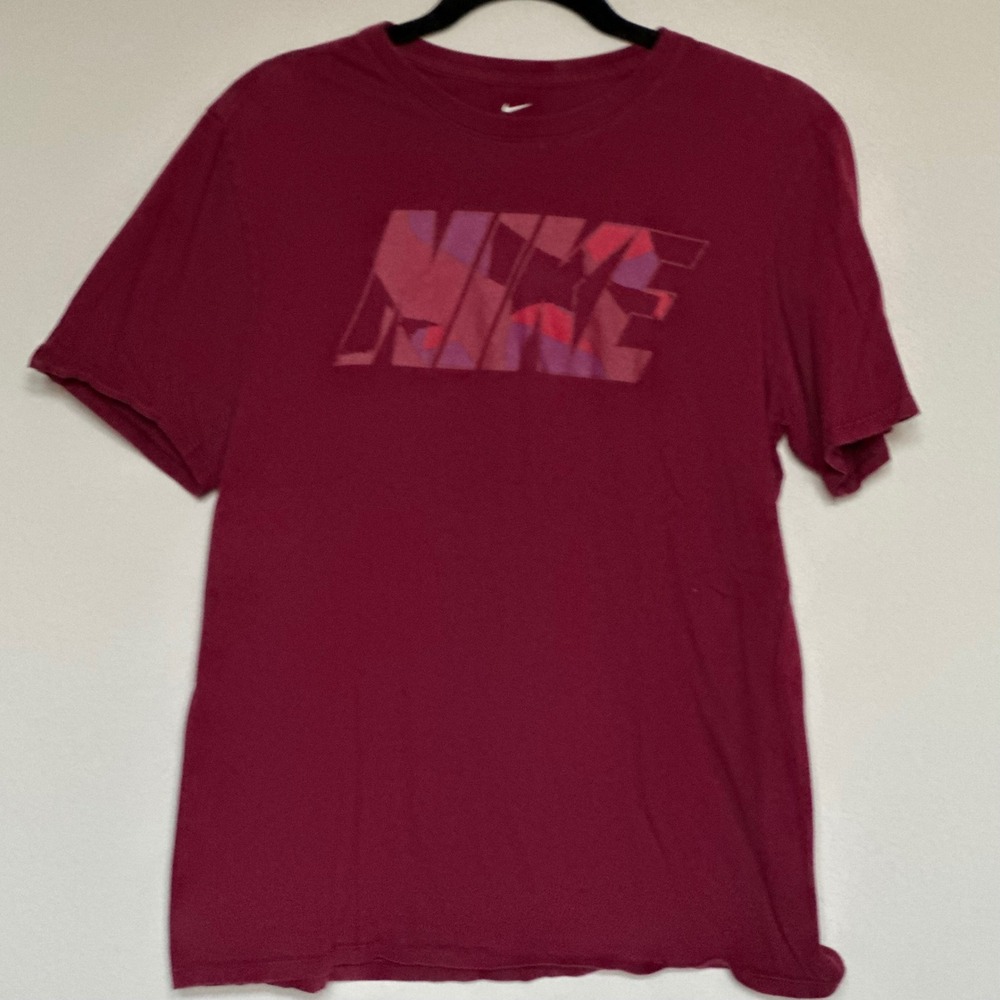 Nike Athletic Cut T Shirt Burgundy‎ Geometric Logo Tee Mens Size Medium